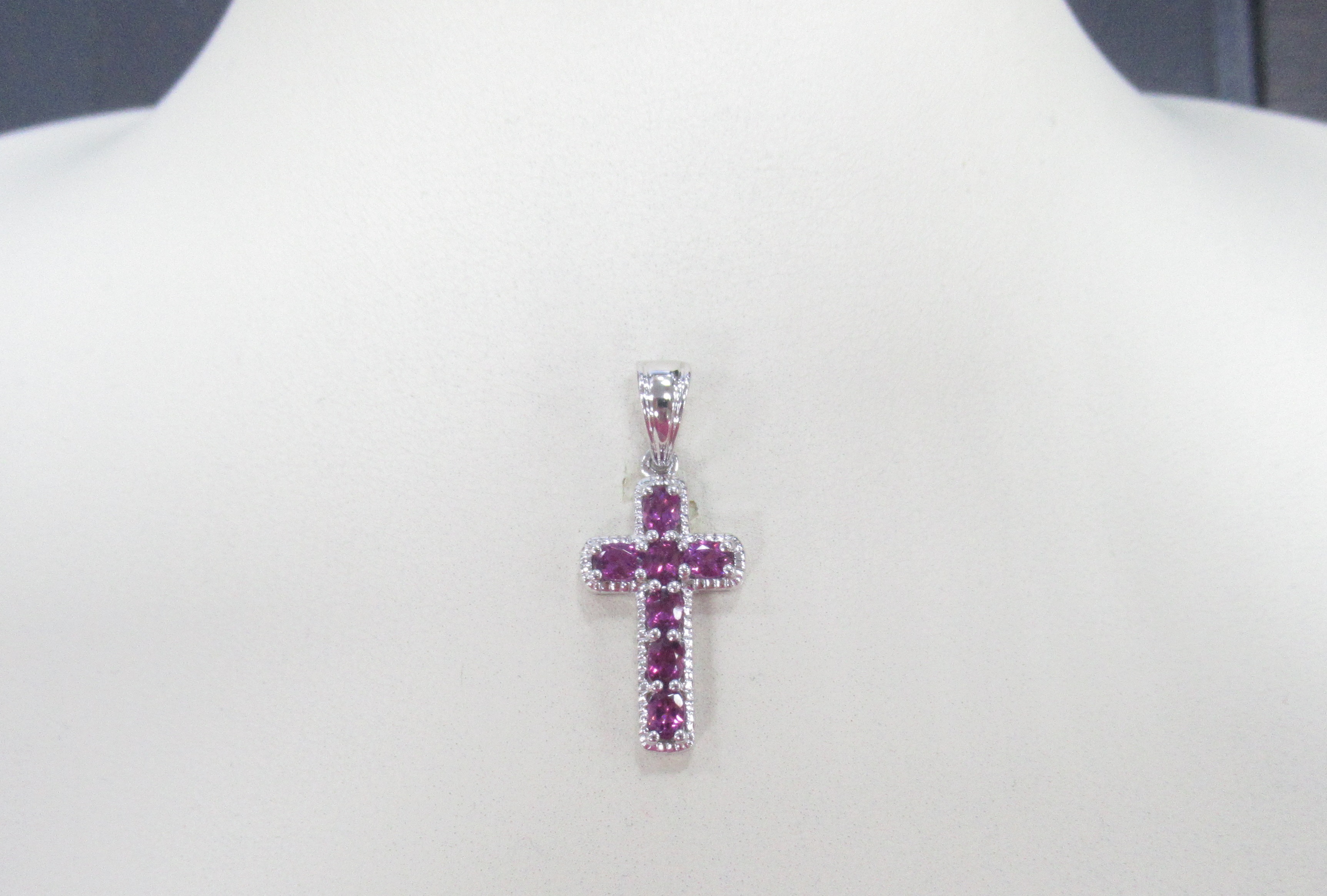 Серебряная подвеска-крест 925 пробы; вставки 7 Гранат Умбалит 1,5ct;